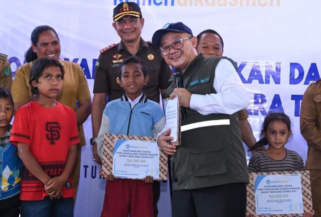 Kemendikdasmen Salurkan Rp305 Juta untuk Guru dan Murid Korban Gempa Flores